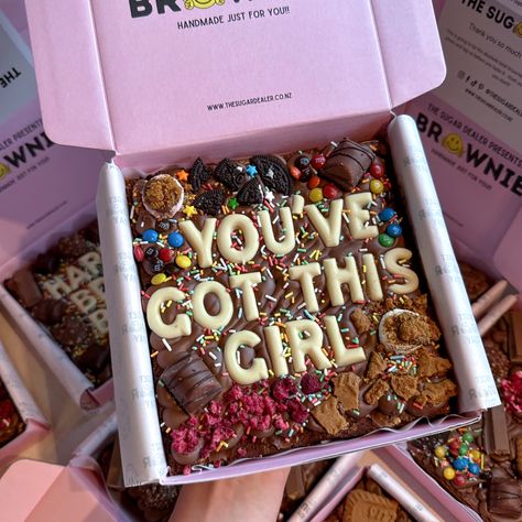 THE SUGAR DEALER NZ - custom message decorated brownies, the perfect gift idea <3 Brownie Selling Ideas, Brownie Gift Box Ideas, Brownie With Message, Brownie Business Ideas, Brownie Slabs Decorated, Decorated Brownies Ideas, Brownie Branding, Pretty Brownies, Brownie Packaging Ideas