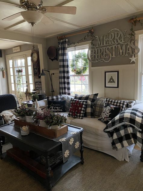 Black Buffalo Plaid Living Room, Buffalo Plaid Living Room, Country Farmhouse Living Room, Plaid Living Room, Farm Decorations, Christmas Aesthetic Cozy, Easy Diy Christmas Decorations, Living Room Farmhouse Decor, Christmas Living Room Decor