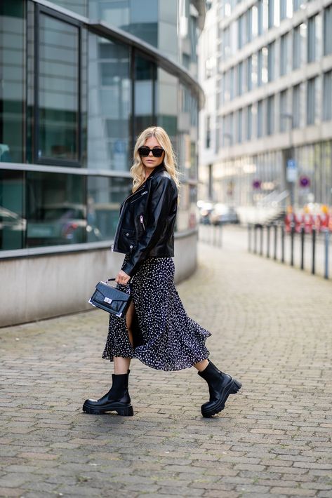 kleid mit boots kombinieren herbst outfit streetstyle inga brauer Rock Kombinieren Winter, Combat Boot Outfits Spring, Rock Chic Outfits, Outfits Herbst, Combat Boot Outfits, Combat Boot Outfit, Chunky Loafer, Rock Style Outfits, Spring Attire