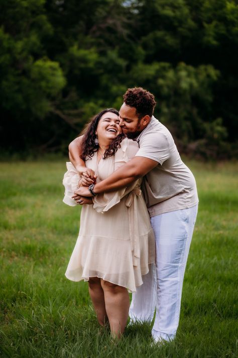 Couple Poses Reference Plus Size, Plus Size Family Photoshoot, Heavy Couple Poses, Plus Size Couples Photography, Fat Couple Poses, Plus Size Photography Poses Couples, Chubby Couple Poses, Plus Size Couple Poses, Plus Size Engagement Photos Poses