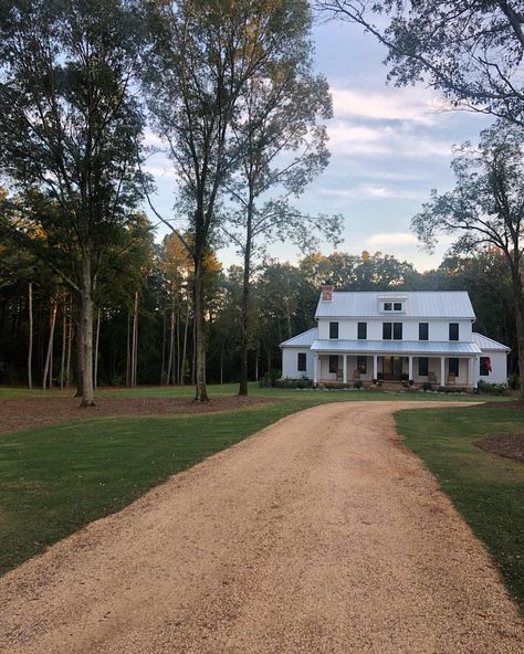 Home is the nicest word there is. —Laura Ingalls Wilder Farmhouse Exterior Design, Casas Coloniales, Modern Farmhouse Design, Modern Farmhouse Exterior, Farmhouse Exterior, Country Style Homes, Country House Decor, Farmhouse Plans, Dream House Exterior