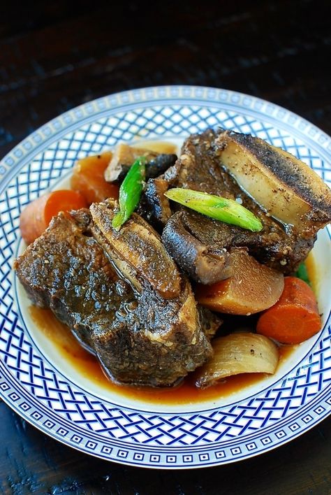 Korean Braised Short Ribs, Koreansk Mat, Korean Short, Korean Cooking, Braised Short Ribs, Slow Cooked Meals, Korean Dishes, Braised Beef, Asian Cooking