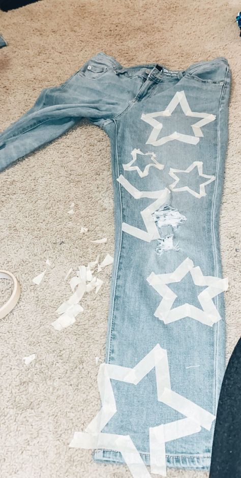 Star Pants Jeans Diy, Glitter Jeans Diy, Bleached Star Jeans, Bleach Star Jeans, Decorate Jeans Ideas, Custom Jean Designs, Bleach Star Pants, Jean Painting Ideas Aesthetic, Star Painted Jeans