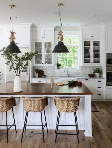 Farmhouse Kitchen Countertops, Kitchen Design Countertops, One Wall Kitchen, House Organization, White Kitchen Island, Kitchen Counter Decor, Wall Kitchen, Rustic Farmhouse Kitchen, Classic Kitchen