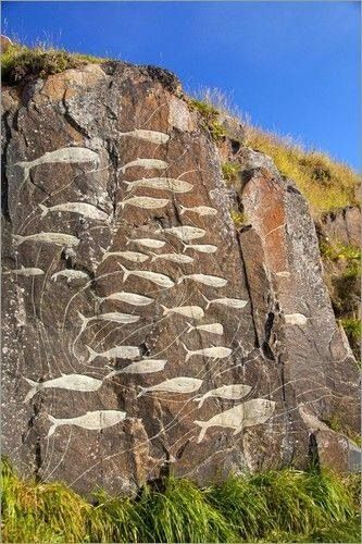 Stone glyphs in Greenland. Petroglyphs Art, Cave Drawings, Cave Art, Viking Culture, Prehistoric Art, Art Premier, Fish Pattern, Art Ancien, Art Classique