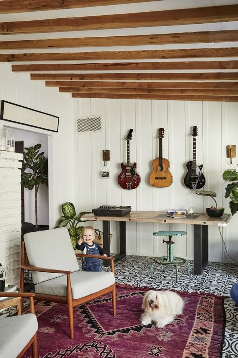 Guitars On The Wall, Family Music Room, Bohemian Living Room Ideas, Jam Room, Music Room Design, Music Room Ideas, Office Music, Home Music Rooms, Music Corner