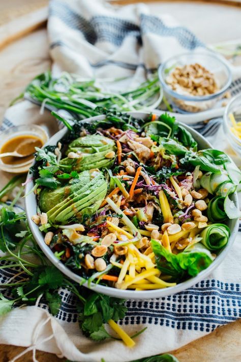 Scallion Chicken, Spicy Peanut Dressing, Summer Lunch Recipes, Tuscan Kale, Thai Chicken Salad, Thai Salad, Spicy Peanut Sauce, Peanut Dressing, Salad Recipes Video