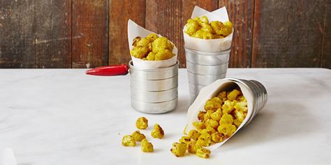 Cauliflower "Popcorn" - GoodHousekeeping.com. This is addictively delicious!! Vegan Superbowl Food, Cauliflower Popcorn, Meal Vegetarian, Vegan Super Bowl, Super Bowl Food Healthy, Healthy Popcorn, New Year's Eve Appetizers, Superbowl Snacks, Popcorn Recipes