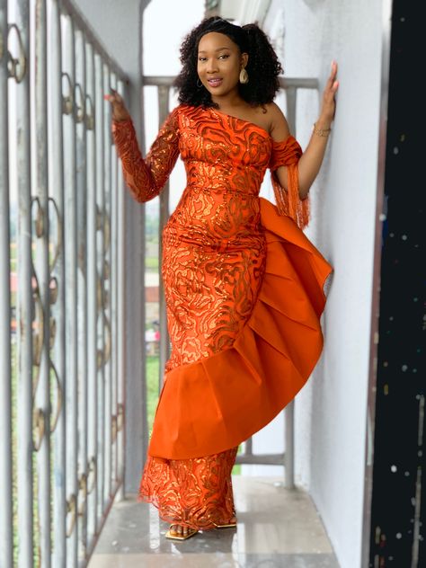 Orange lace, asoebi, fringe style, monostrape, one hand, lace pleats, african wedding, igbo bride, Simple Asoebi Styles, Ankara Short Gowns, Lace Asoebi, Asoebi Lace, Igbo Bride, Orange And Silver, Ankara Short, Orange Style, Fringe Fashion