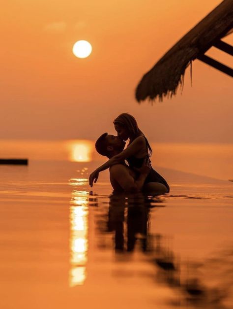 full moon Image Couple, Couples Vacation, Fotos Goals, Beach Photography Poses, Couple Picture Poses, Cute Couples Photos, Vacation Pictures, Vacation Photos, Photo Couple