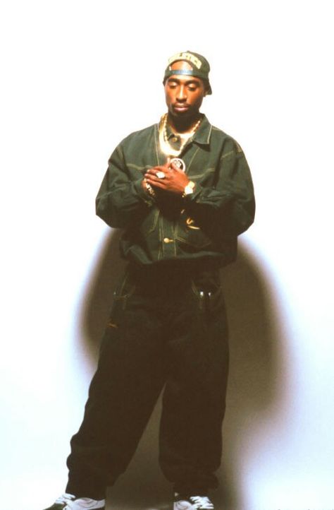 O@kland's "Sun"...... Hip Hop Aesthetic Outfit, 90s Hiphop Outfit, Tupac Fashion, Tupac Outfits, 90s Hip Hop Aesthetic, Tupac Photos, Hip Hop Aesthetic, Cultura Hip Hop, 90s Rappers