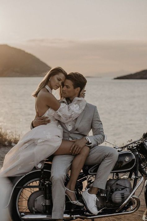 Motorcycle Wedding Pictures, Unique Photoshoot Ideas, Motorcycle Engagement Photos, Motorcycle Photo Shoot, Unique Photoshoot, Weddings In Greece, Motorcycle Wedding, Courthouse Wedding Photos, Tips Design