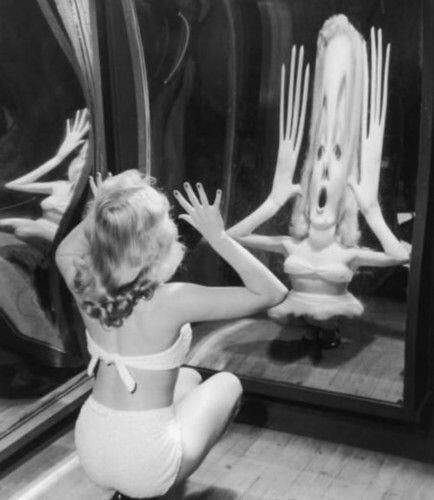 Behind the Scenes ‏@MakingOfs  Marilyn Monroe in a room of distorting mirrors Jacqueline Bisset, Rare Historical Photos, Hall Of Mirrors, Mirror House, Hugh Laurie, Jane Seymour, Louis Armstrong, Norma Jean, Marlon Brando