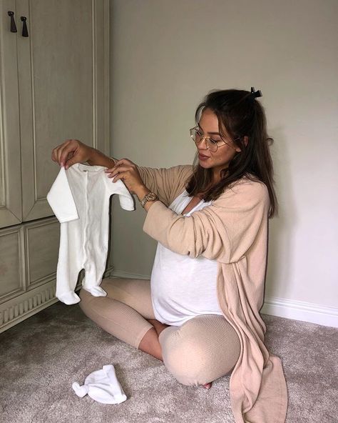 Nesting Pregnancy, Maternity Ootd, Naomi Genes, Mommy Pictures, Pretty Pregnant, Pregnancy Looks, Dad Baby, Mommy Baby, Mommy Style