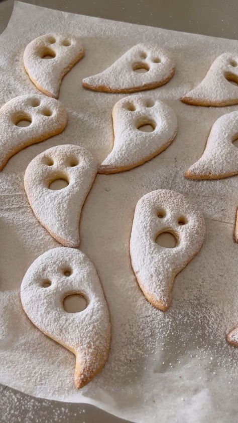 Ghost Biscuits, Halloween Cibo, Ghost Cookies Halloween, Cibo Halloween, Biscuit Halloween, Halloween Ghost Cookies, Biscotti Halloween, Halloween Catering, Halloween Finger Food