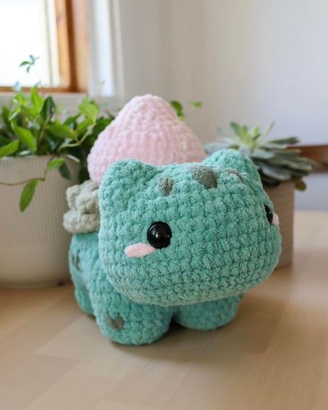 Beginner Crochet Animals Amigurumi, Fun Crochet Animals, No Face Crochet Pattern Free, Fast Crochet Amigurumi, Crochet Plush Animals, Crochet Bulbasaur Pattern Free, Strawberry Bulbasaur, Instagram Crochet Pattern, Bulbasaur Crochet Pattern Free