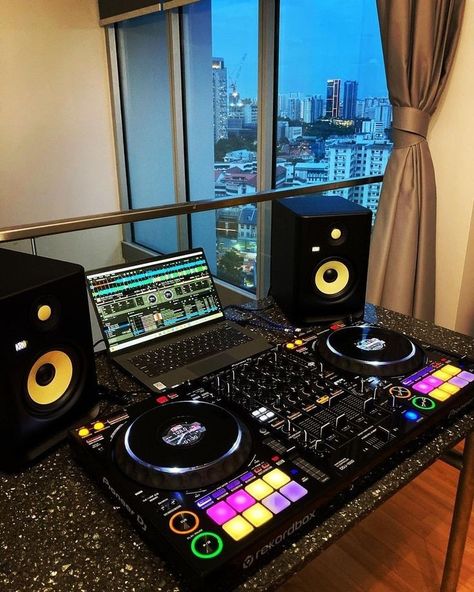 PIONEER DJ 1000 ST Dj Asthetic Picture, Dj Setup Aesthetic, Imac Setup, Penthouse Apartment Exterior, Dj Stand, Girl Dj, Dj Room, Digital Dj, Home Music Rooms