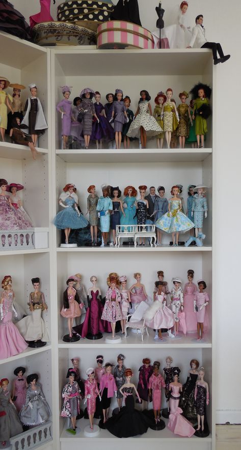 What a fine collection of fashions and dolls. I am sure this is Silkstone heaven. Barbie Doll Display Ideas, Barbie Collection Display, Doll Collection Display, Barbie Display, Barbie Organization, Doll Museum, Barbie Gifts, Barbie Wedding Dress, Barbie Room