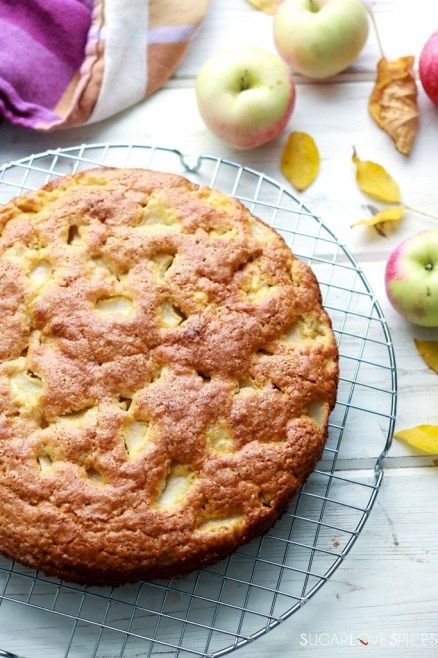 Pear Cakes, Apple Cake Recipe Easy, Cinnamon Baking, Olive Oil Cake Recipe, Desserts With Few Ingredients, Apple Desserts Easy, Flavored Olive Oil, Olive Oil Recipes, Oil Cake