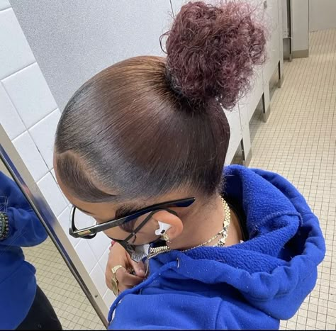 Mid Bun Black Women, Slick Back Bun Natural Hair Black Women, Mid Bun Hairstyles For Black Women, Slick Back Bun Natural, Really Curly Hair, Natural Hair Bun Styles, Sleek Ponytail Hairstyles, Curly Hair Videos, Haute Hair