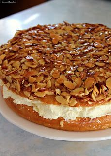 German Bienenstich Cake, Bee Sting Cake Recipe German, Bee Sting Cake Recipe, German Bee Sting Cake, Beehive Cake, German Sweets, Bienenstich Recipe, Bee Sting Cake, German Food Authentic