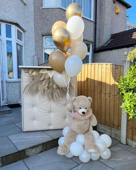 Flossie Events on Instagram: "Bear baby shower 🐻 . . . #balloons #balloondecor #balloondecoration #balloonstylist #babyshower #balloongarland #teddybear #teddybeartheme" Balloon On Ceiling, Bear Holding Balloons, Balloon Ceiling, Holding Balloons, Teddy Bear Theme, Shower Balloons, Baby Bear Baby Shower, Baby Shower Balloons, Balloon Garland