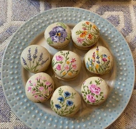 Macaroon Painting, Painted Macarons, Macaron Decoration, Painted Eggs, Cute Baking, Pretty Dessert, Macaron Recipe, Pretty Cookies, Flower Cookies