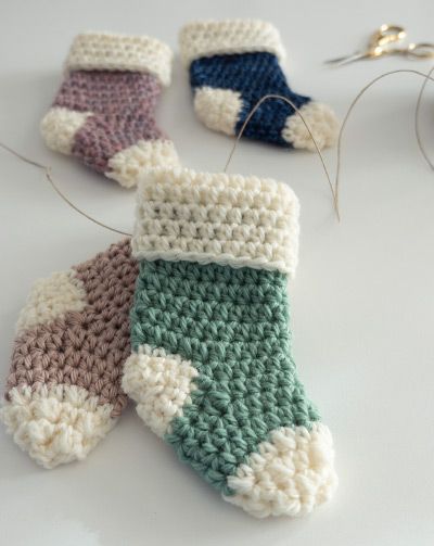 How to Make Mini Crochet Stockings Quick and Easy + Free Pattern (Free Pattern + Tutorial) Crochet Christmas Sock Ornament, Crochet Mini Xmas Stocking, Crochet Mini Stocking Pattern Free Easy, Crochet Mini Mitten Ornament, Stocking Ornament Crochet Pattern, Free Crochet Pattern Mini Christmas Stocking, Crochet Mini Sweater Pattern Free, Crocheted Stockings Pattern, Doll House Crochet Free Pattern