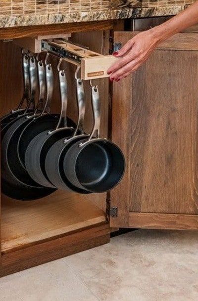 Modern Konyhatervezés, Kitchen Cabinet Organization Ideas, Diy Kitchens, Kitchen Pots, Clever Kitchen Storage, Pan Storage, Kabinet Dapur, Diy Kitchen Storage, Kitchen Pot