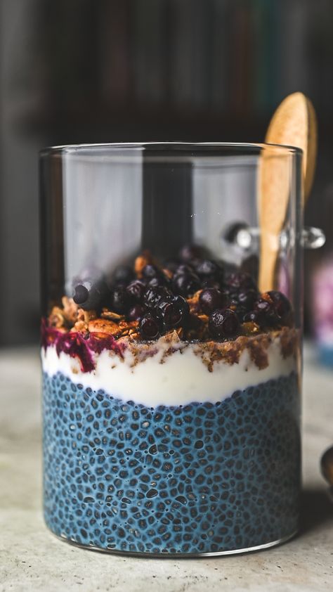 Savor the vibrant hues of Butterfly Pea Chia Pudding Parfait—your superfood-packed, festive breakfast delight! Carrot Chia Pudding, Butterfly Pea Chia Pudding, Blue Pea Powder Recipes, Chia Pudding Business, Earl Grey Chia Pudding, Layered Chia Pudding, Chia Seed Pudding Meal Prep, Chia Pudding Topping Ideas, Fall Chia Pudding