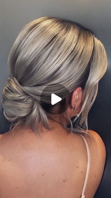 HANNAH TAYLOR on Instagram: "SAVE FOR LATER ❤️
I recorded the process of this simple messy textured bun on medium length hair for one of last weeks lovely bridesmaids! I hope you like it!!
As ever using my favourite @kykhaircare MAGIC DUST. If you’re in the UK use my discount code HAN10 at @prostylinguk" Easy Low Bun Hairstyles Shoulder Length, Medium Length Bun Hairstyles, Bun Hairstyles For Medium Length Hair, Messy Bun Medium Length Hair, Hair Buns For Medium Hair, Quick Updos For Medium Hair, Messy Bun Anleitung, Fine Hair Updo, Textured Bun