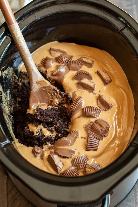 Easiest Dessert Recipes, Peanut Butter Chocolate Cake, Butter Chocolate Cake, Slow Cooker Cake, Crockpot Cake, Crockpot Desserts, Magical Slow Cooker, Crockpot Dessert Recipes, The Magical Slow Cooker