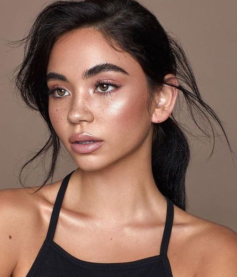 Barely There Beauty Tips to get Glowing Skin - Classically Cait Beauty Fotografie, Freckles Makeup, Makeup Pengantin, Holiday Makeup Looks, Dewy Makeup, Smink Inspiration, Holiday Makeup, Glowy Makeup, Make Up Looks