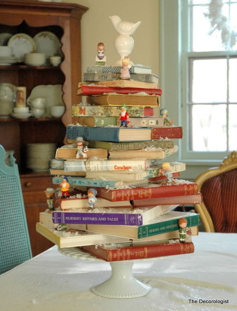 book christmas tree Small Space Christmas Tree, Book Christmas Tree, Book Tree, Navidad Diy, Lukisan Cat Air, Noel Christmas, Stack Of Books, Decoration Christmas, Christmas Joy