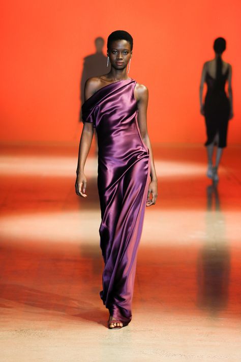 New York Fashion Week  Cushnie Fall 2019  Ready-to-Wear Collection - Vogue  #newyorkfashionweek #nyfw #fall2019 #cushnie Colour Mood, Runway Gowns, Cushnie Et Ochs, Dresses Party, Global Style, Fashion Show Collection, Helmut Lang, Badgley Mischka, New York Fashion Week