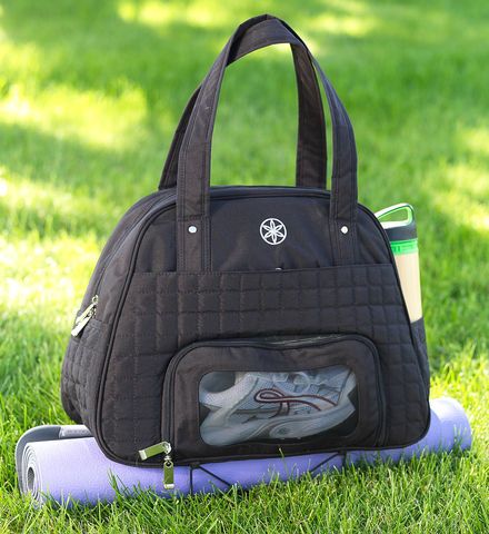 Adorable gym bag- everything fits gym bag-1 from Gaiam. Materials are made of 100% recycled polyester with polyester mesh Womens Yoga Pants, Yoga Mat Holder, Womens Gym Bag, Gym Bag Essentials, Yoga Mat Carrier, Estilo Fitness, Fitness Gadgets, Womens Yoga, Leggings Fitness