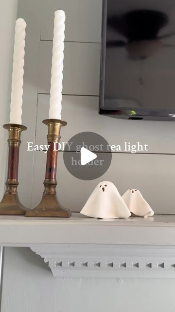 Shelby | Whole Made Home on Instagram: "If you’re already getting in the halloween spirit be sure to save this DIY because it’s so easy and absolutely adorable. 👻

Materials used:
- white air dry clay
- rolling pin
- drinking straw
- LED tea light candle

FIY!! You need to let them sit for a while for the clay to start hardening so if you shape them and they don’t hold up immediatley don’t get discouraged. You can make these in different sizes and I think they would be so cute for a halloween themed dinner party tablescape too. Happy crafting ! 😚

#easydiy #halloween #halloweencrafts #tealightholder #diy #craft #halloweendecor #falldecor" Halloween Themed Dinner Party, Halloween Themed Dinner, Fall Crafts Decorations, Themed Dinner Party, Ghost Candles, Ghost Diy, Themed Dinner, Kids Clay, Dinner Party Themes