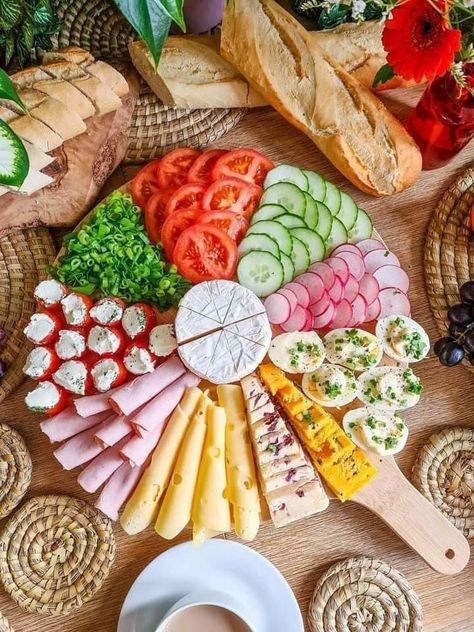 Easy Party Appetizers, Decorações Com Comidas, Party Food Buffet, Catering Ideas Food, Food Ideas Summer, Charcuterie Inspiration, Idee Pasto, Party Appetizers Easy, Party Food Platters