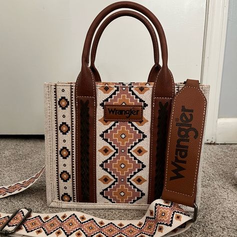 Wrangler Hand Bag With A Shoulder Strap! A Beautiful Never Used Purse That Is Good For Special Occasions But Also Everyday Use! Big Inside With 2 Side Pockets And 1 Zipper Pocket! Wrangler Tote Bag, Cute Western Purses, Western Must Haves, Wrangler Bag, Western Purses And Handbags, Country Purses, Wrangler Purse, Country Bags, Momma Outfits