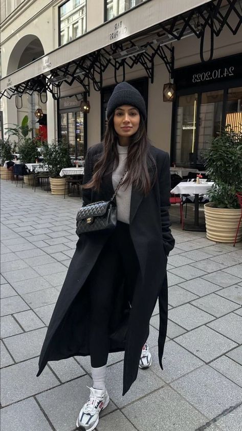 Berlin Fall Outfits, Long Black Coat Outfit, Berlin Christmas, Black Coat Outfit, Chic Fits, Cool Street Style, Nyc Outfits, Look Legging, Outfits Stylish