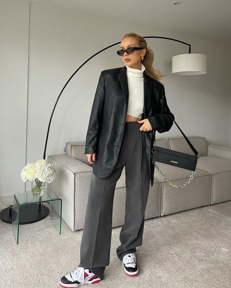 Amy Shaw on Instagram: “10 ways to style soft tailored grey trousers 🖤 mine are @fuchsia.shaw 🏹” Tailored Trousers Outfit, Trousers Outfit, Trouser Outfit, Soft Tailoring, Grey Trousers, Tailored Trousers, Business Casual, Fashion Inspo Outfits, Fashion Inspo