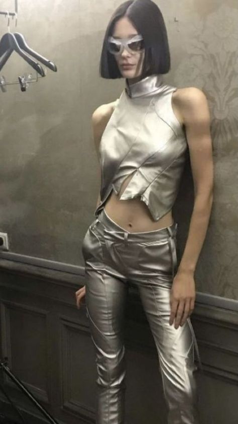 Futuristic Aesthetic Future Fashion, Space Fashion Futuristic, Matrix Fashion, Metallic Outfit, Futuristic Outfits, Mode Cyberpunk, Futurism Fashion, Techno Outfit, Silver Outfits