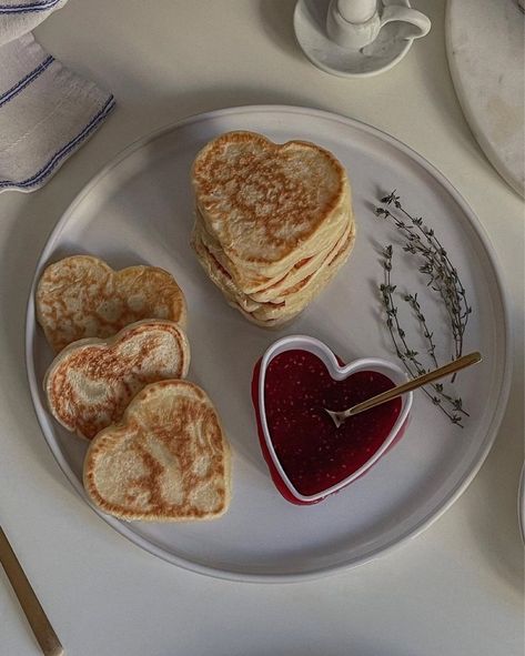 Heart Pancakes, Heart Shaped Food, Fall Cooking, Snacks Saludables, Sweet And Salty, Pretty Food, Food Cravings, Cute Food, Aesthetic Food