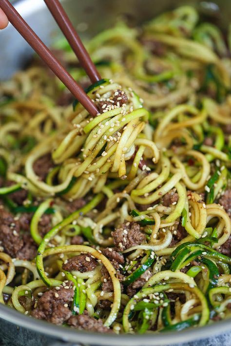 Korean Beef Zucchini Noodles - LOW CARB Korean beef bowls except with zoodles! It is so much healthier and lighter without any of the carb guilt!!! Low Carb Korean Beef, Beef Zucchini, Cibo Asiatico, Zoodle Recipes, Beef Bowls, Pasti Sani, Korean Beef, Veggie Noodles, Spiralizer Recipes