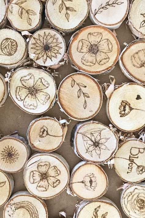 Fridge Magnets Ideas Creative Wood, Wood Burn Magnets, Woodburn Ornaments Diy, Mini Wood Slice Crafts, Wood Slice Magnets Diy, Simple Pyrography Designs, Simple Wood Burning Designs, Wood Engraving Diy, Simple Pyrography