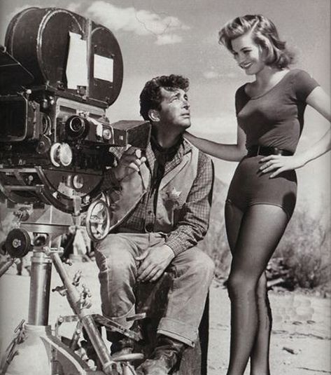 Actors Dean Martin And Angie Dickinson on the set of Rio Bravo (1959) Klasik Hollywood, Yul Brynner, Classy People, Angie Dickinson, Paul Newman, Dean Martin, Marlon Brando, Sean Connery, Actrices Hollywood