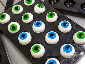 SiliconeMoulds.com Blog: Scary Edible Eyeballs - Marshmallows To Trick or Treat ! HALLOWEEN Edible Eyeballs, Jelly Worms, Halloween Sugar Cookies Decorated, Scary Cakes, Black Food Coloring, Cute Christmas Cookies, Diy Edible, Halloween Sugar Cookies, Making Cakes