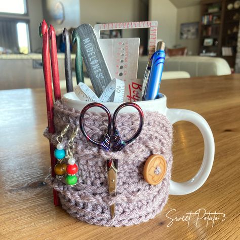 A free crochet pattern for this useful Mug Organizer Wrap, works great for crochet tools, art supplies or office supplies. A great gift for teachers, office workers, artists.     #sweetpotato3 #crochetpattern #quickcrochet #scrapyarn #crochetgift Crochet Gifts For Elderly, Crochet Gifts For Travelers, Small Knitted Gifts Ideas, Desk Crochet Ideas, Gifts For Crocheters, Crochet For Teachers, Teacher Crochet Gifts, Crochet Tool Holder, Small Crochet Gift Ideas