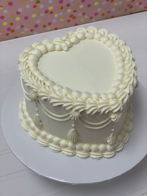 Hart Cake, White Heart Cake, Heart Shaped Wedding Cakes, Valentine Cakes, 20 Birthday Cake, Birthday Cake Decorating Ideas, Heart Wedding Cakes, White Birthday Cakes, Vintage Birthday Cakes