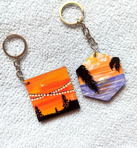 Wooden Keychain Painting Ideas, Mdf Keychain Painting Ideas, Wooden Keychain Painting, Wooden Keychain Ideas, Art On Wooden Board, Keychain Painting, Mdf Keychain, Keychain Diy Easy, Keyring Ideas